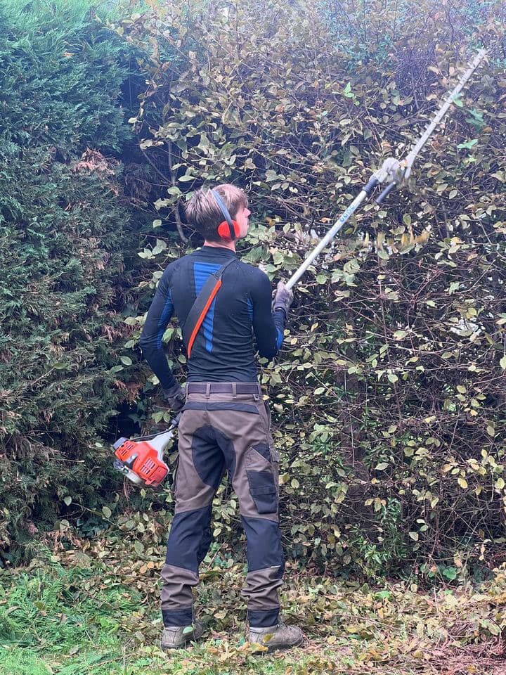 Mathis, fondateur de MatoFlow, en taille de haie sur un chantier